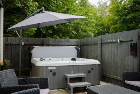 Woodside Hot Tub Retreat